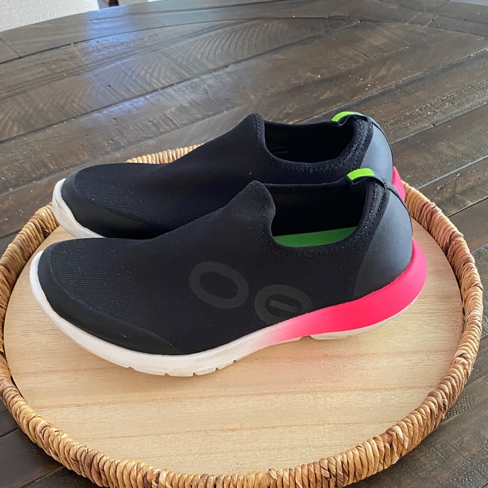 Women’s OOFOS Black Slip-On sneakers with Pink and White Sole!  Size 9!